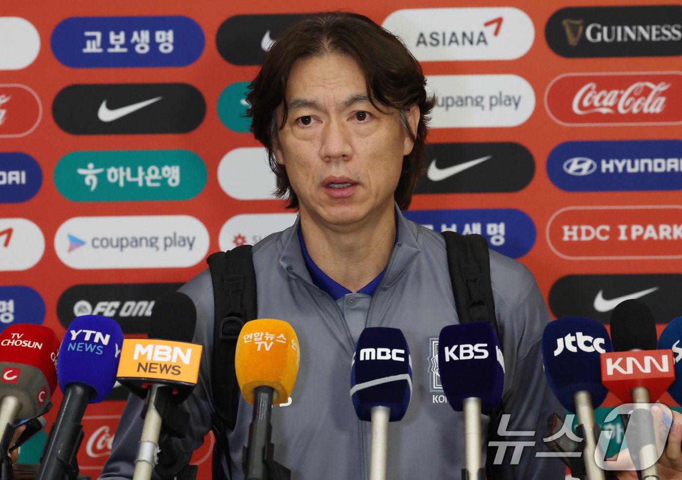 12일 인천공항에서 오만과 원정경기를 마친 홍명보 축구대표팀 감독이 귀국해 언론 인터뷰를 하고 있다. 2024.9.12/뉴스1 ⓒ News1 김명섭 기자