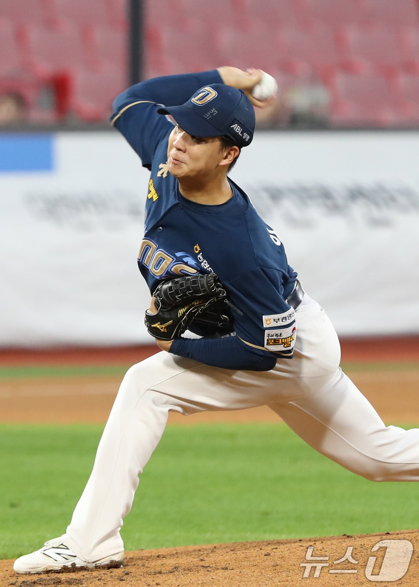 본문 이미지 - 12일 오후 경기 수원시 장안구 KT위즈파크에서 열린 '2024 신한 SOL 뱅크 KBO리그' NC 다이노스와 KT 위즈의 경기, 1회말 NC 선발투수 임상현이 공을 던지고 있다. 2024.9.12/뉴스1 ⓒ News1 김영운 기자