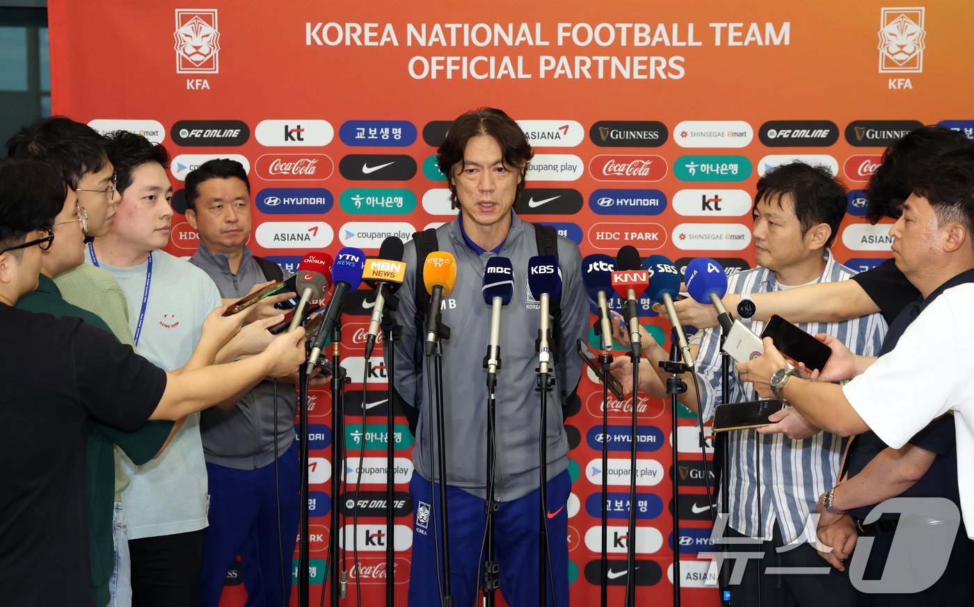본문 이미지 - 12일 인천공항에서 오만과 원정경기를 마친 홍명보 축구대표팀 감독이 귀국해 언론 인터뷰를 하고 있다. 2024.9.12/뉴스1 ⓒ News1 김명섭 기자