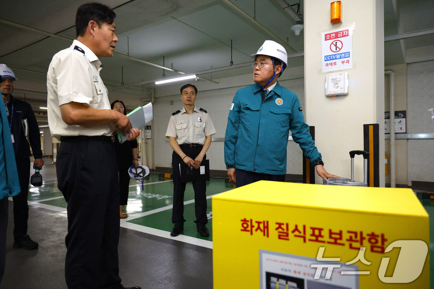 (서울=뉴스1) = 진교훈 강서구청장이 12일 서울 강서구 내 아파트 단지 주차장에서 전기차 화재진압 장비 상태를 점검하고 있다. (강서구 제공) 2024.9.12/뉴스1