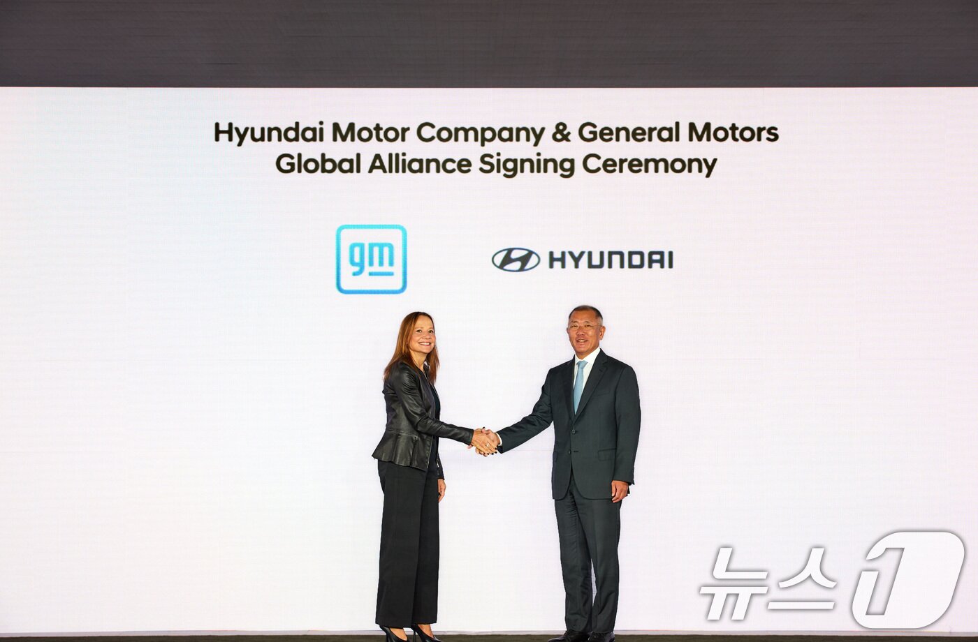 정의선 현대차그룹 회장(오른쪽)이 12일 메리 바라(Mary Barra) GM 회장 겸 CEO와 포괄적 협력 위한 MOU를 체결한 후 악수하고 있다. (현대차그룹 제공) 2024.9.12/뉴스1