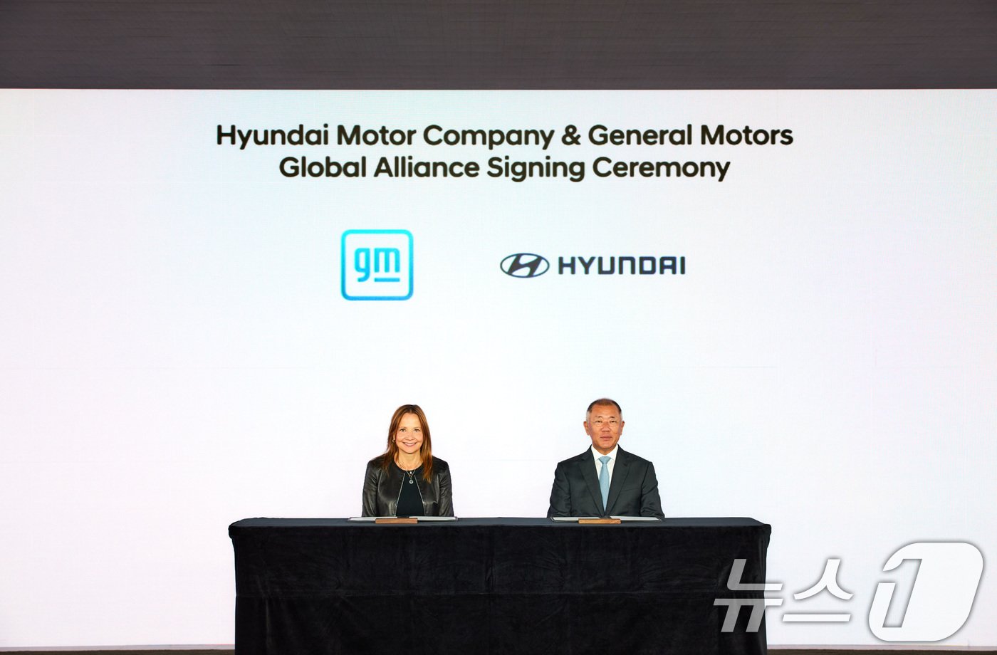 본문 이미지 - 정의선 현대차그룹 회장(오른쪽)이 12일 메리 바라(Mary Barra) GM 회장 겸 CEO와 포괄적 협력 위한 MOU를 체결하고 있다.  (현대차그룹 제공) 2024.9.12/뉴스1