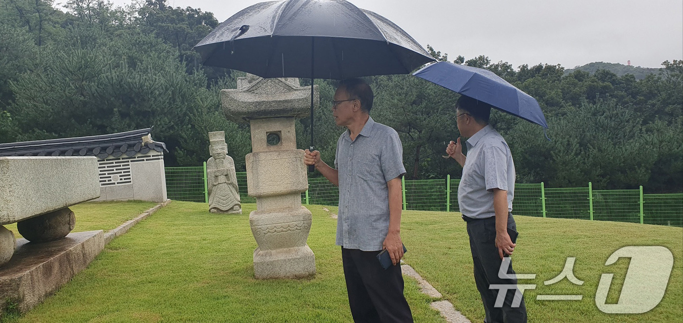 (서울=뉴스1) = 이경훈 국가유산청 차장이 12일 경기도 광명시 사적 '광명 영회원'을 방문해 안전 현황 등을 점검하고 있다. (국가유산청 제공) 2024.9.12/뉴스1