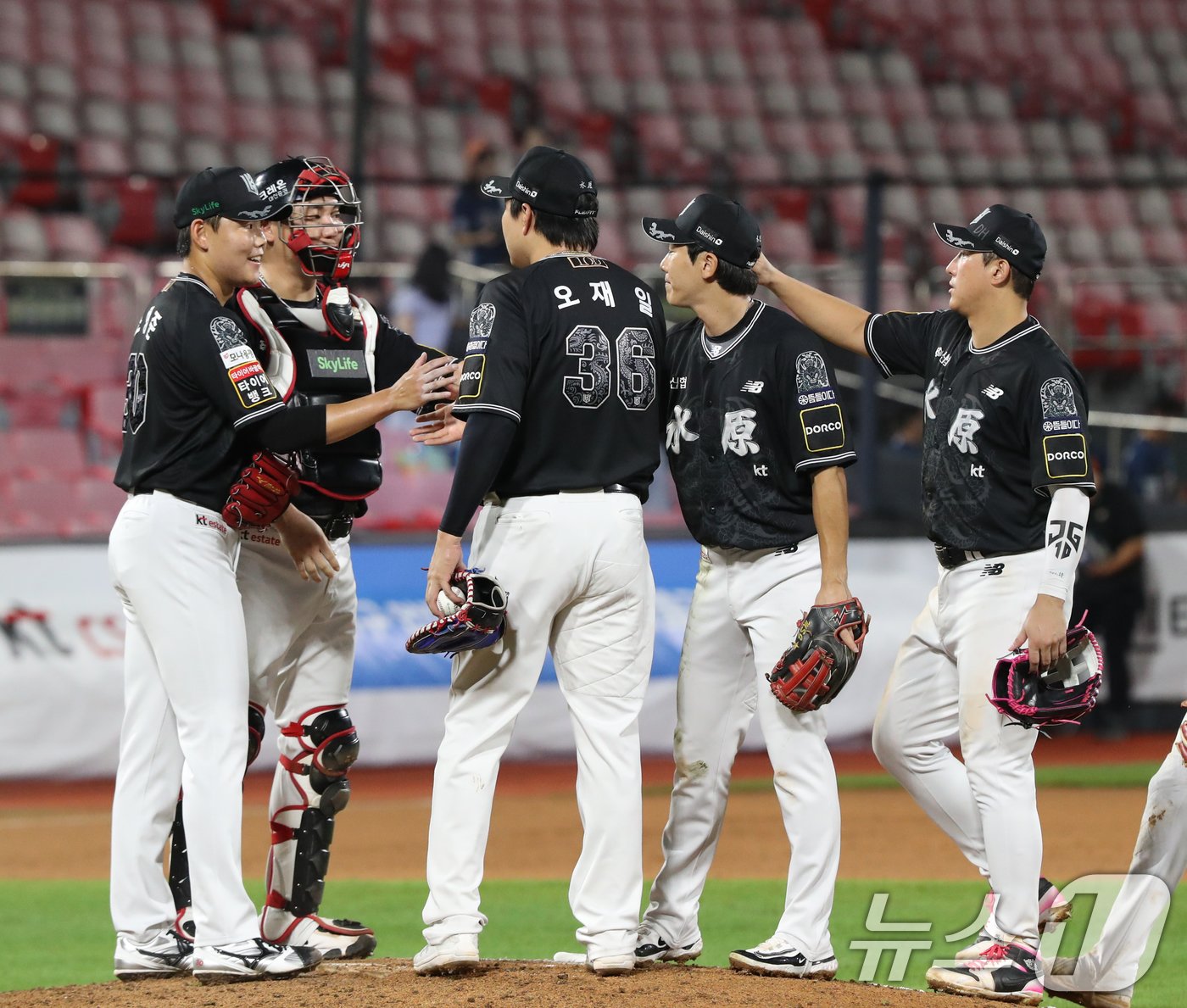 본문 이미지 - 12일 오후 경기 수원시 장안구 KT위즈파크에서 열린 '2024 신한 SOL 뱅크 KBO리그' NC 다이노스와 KT 위즈의 경기 종료 후 KT 선수들이 기쁨을 나누고 있다. 이날 경기는 10대4로 KT의 승리로 끝났다. 2024.9.12/뉴스1 ⓒ News1 김영운 기자