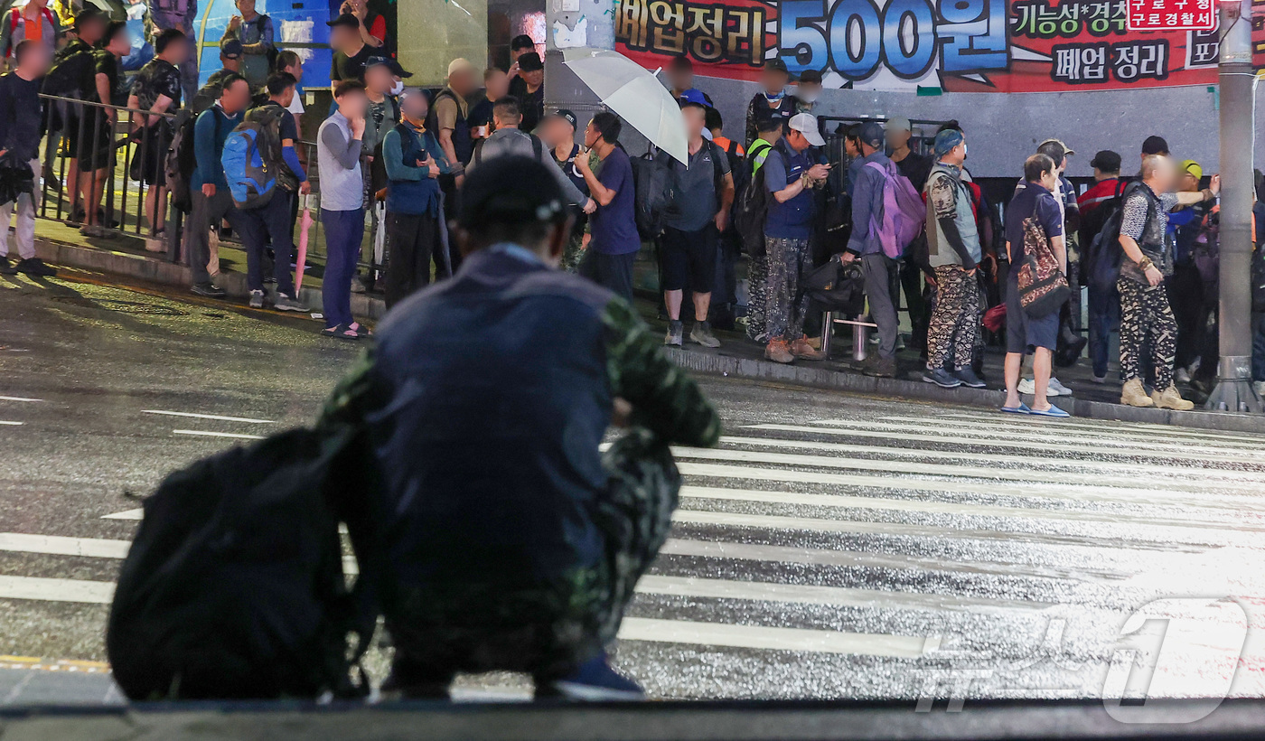 (서울=뉴스1) 김성진 기자 = 추석 연휴를 앞둔 13일 새벽 서울 구로구 남구로역 인근 인력시장에서 건설 일용직 노동자들이 일자리를 구하기 위해 장사진을 이루고 있다. 2024. …