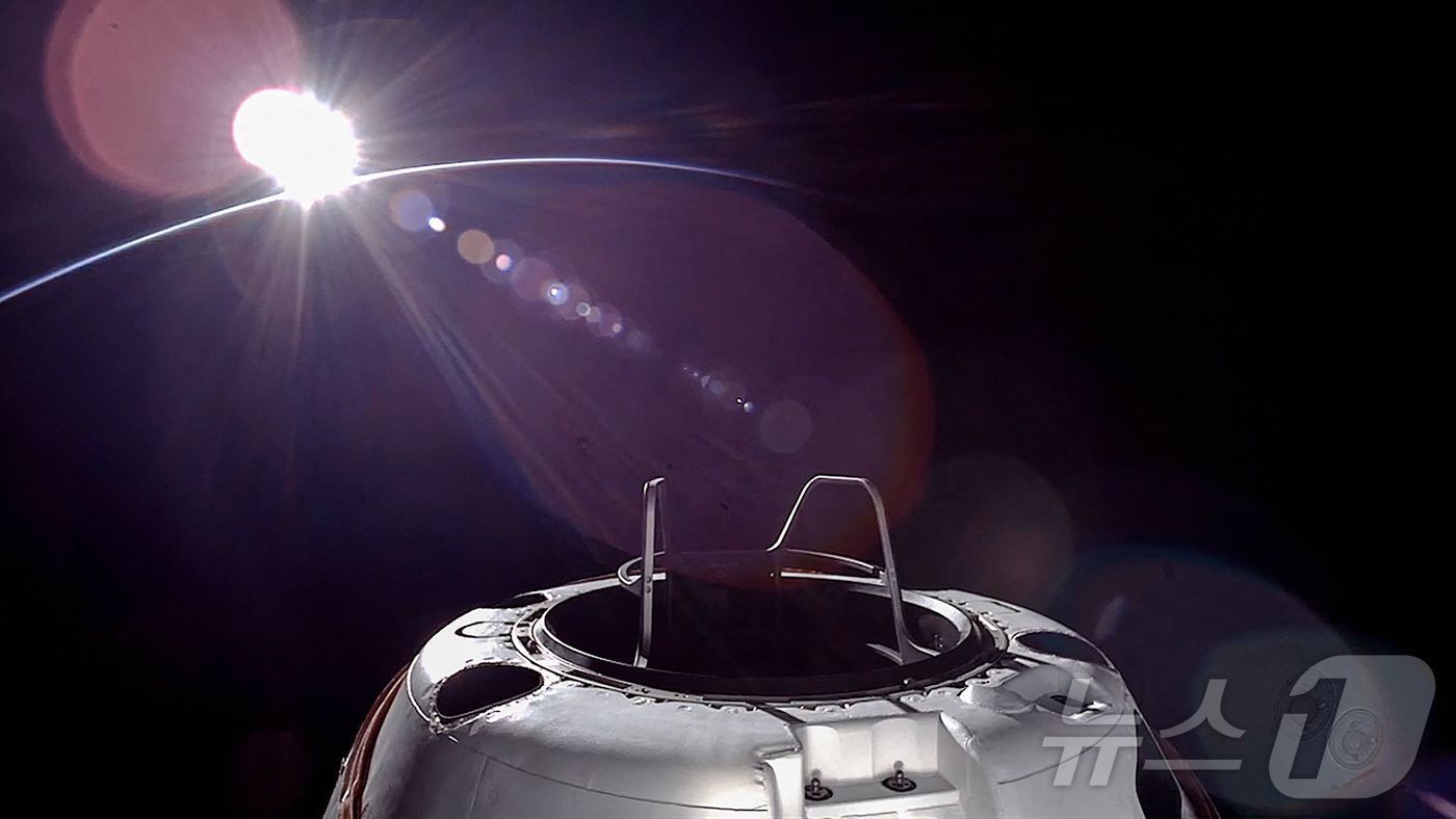 본문 이미지 - 민간 우주 유영에 앞서 &#39;스카이 워커&#39;라는 스페이스X 드래곤 캡슐에서 보는 일몰. ⓒ AFP=뉴스1 ⓒ News1 박형기 기자