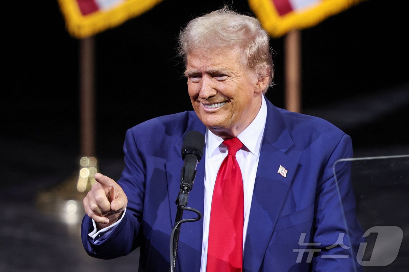 본문 이미지 - 12일(현지시간) 미국 공화당 대선후보인 도널드 트럼프 전 대통령이 애리조나주 투손에서 열린 선거 유세에서 손가락으로 누군가를 가르키고 있다. 2024.09.12 ⓒ 로이터=뉴스1 ⓒ News1 김지완 기자