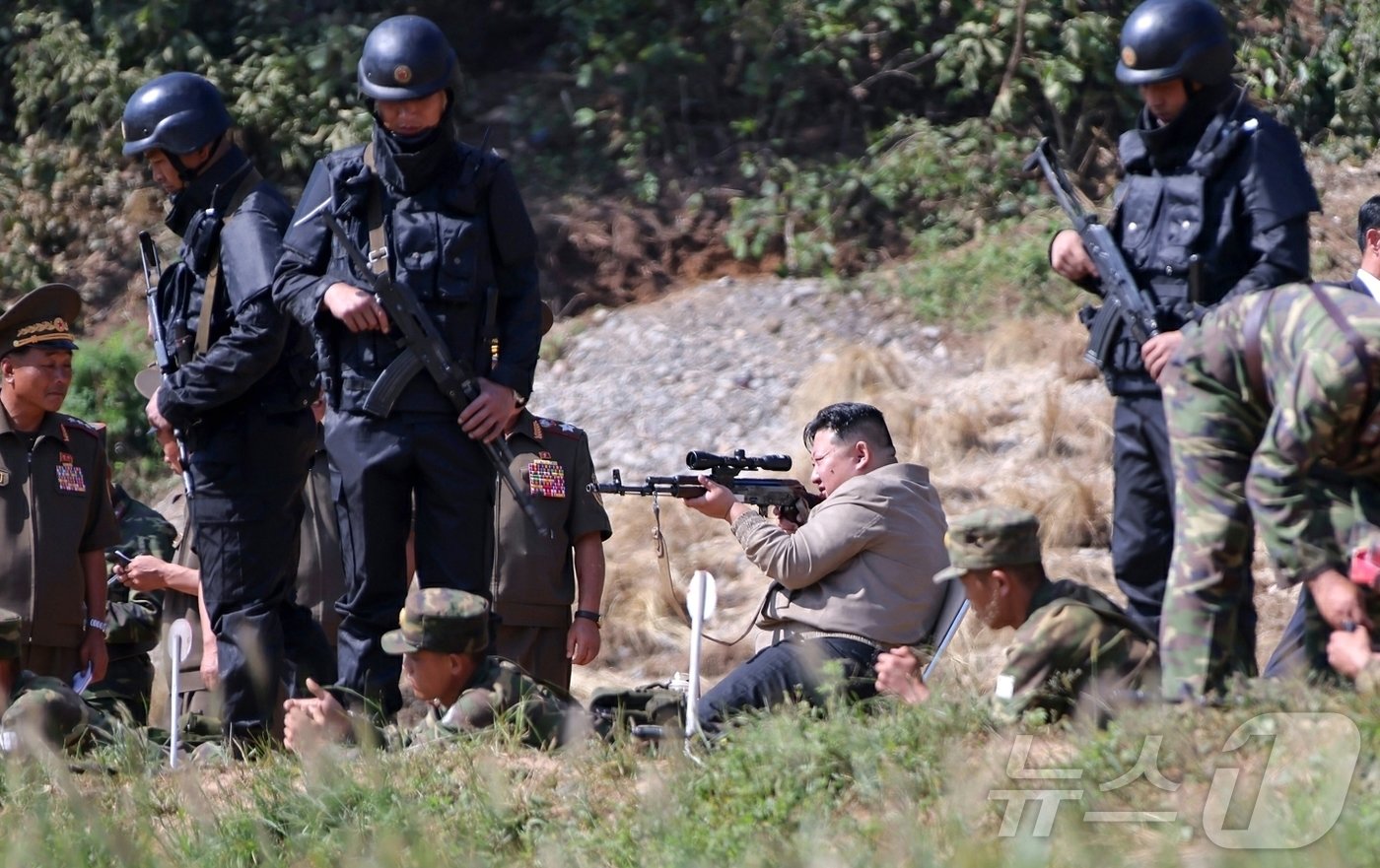 본문 이미지 - &#40;평양 노동신문=뉴스1&#41; = 지난 9월 13일 김정은 노동당 총비서가 조선인민군 특수작전무력 훈련기지를 현지 시찰하고 전투원들의 훈련을 지도하는 모습. [국내에서만 사용가능. 재배포 금지. DB 금지. For Use Only in the Republic of Korea. Redistribution Prohibited] rodongphoto@news1.kr