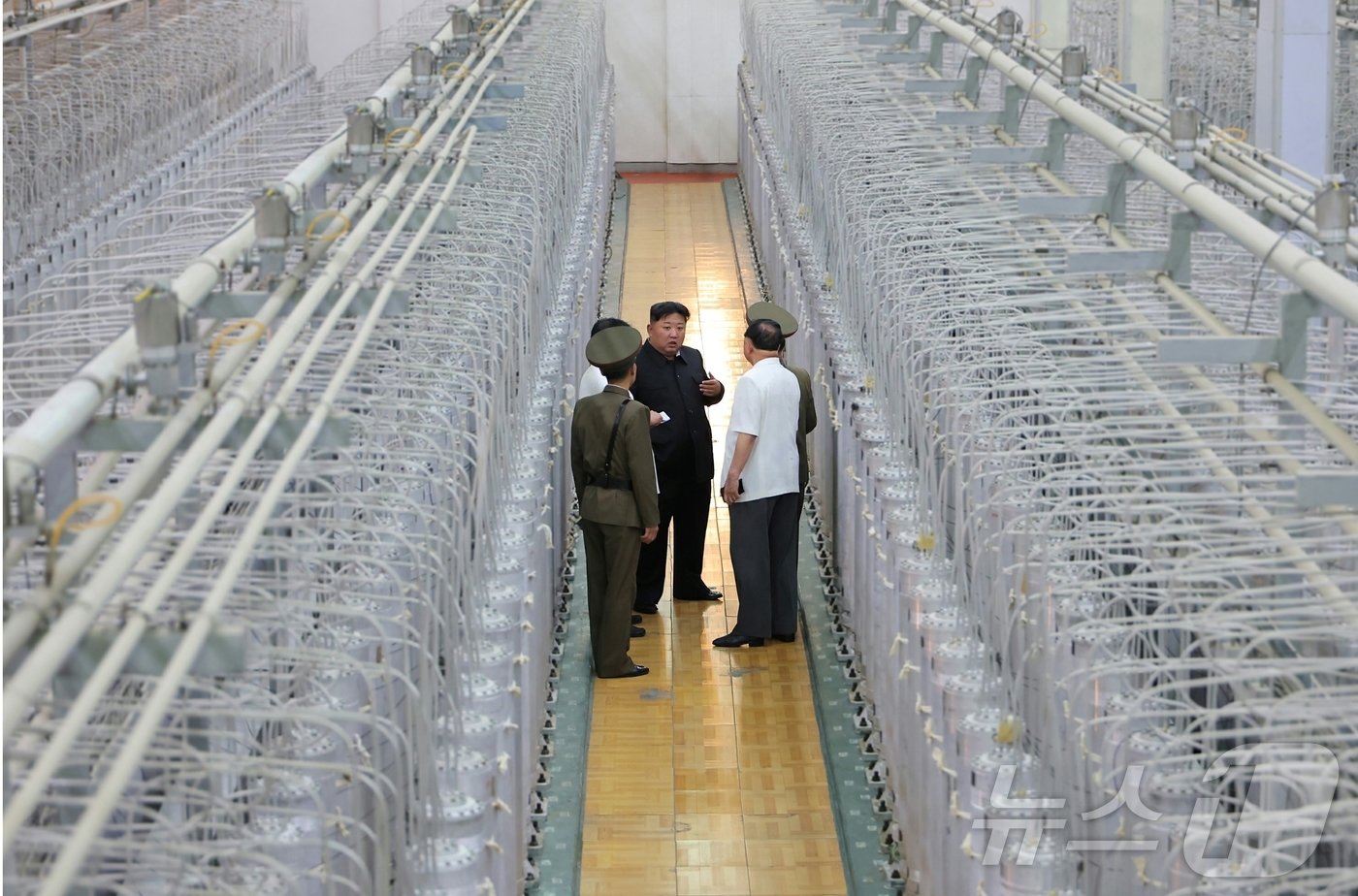 본문 이미지 - &#40;평양 노동신문=뉴스1&#41; =지난해 9월 핵무기연구소와 무기급 핵물질 생산기지를 현지 지도한 김정은 총비서. [국내에서만 사용가능. 재배포 금지. DB 금지. For Use Only in the Republic of Korea. Redistribution Prohibited] rodongphoto@news1.kr