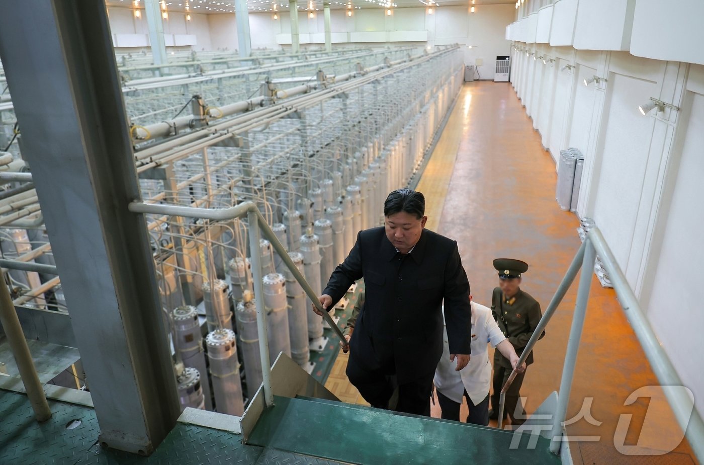 본문 이미지 - (평양 노동신문=뉴스1) =김정은 북한 노동당 총비서가 우라늄 농축시설을 시찰하는 모습. [국내에서만 사용가능. 재배포 금지. DB 금지. For Use Only in the Republic of Korea. Redistribution Prohibited] rodongphoto@news1.kr