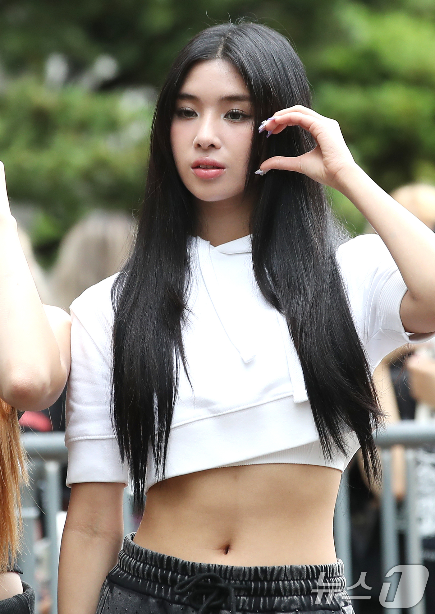 (서울=뉴스1) 권현진 기자 = 하이브 걸그룹 캣츠아이 소피아가 음악방송 '뮤직뱅크'(뮤뱅) 녹화를 위해 13일 오전 서울 영등포구 KBS 신관 공개홀에 도착해 인사를 하고 있다. …