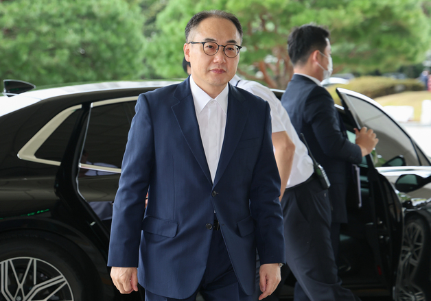 尹·김건희 보낸 문자 속 '개긴 검찰총장' 어떻게 됐나[이승환의 로키]