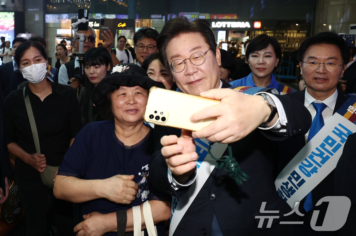 이재명 더불어민주당 대표가 13일 오전 서울 용산구 용산역에서 추석 귀성인사를 하던 도중 시민과 사진을 찍고 있다. 2024.9.13/뉴스1 ⓒ News1 김민지 기자