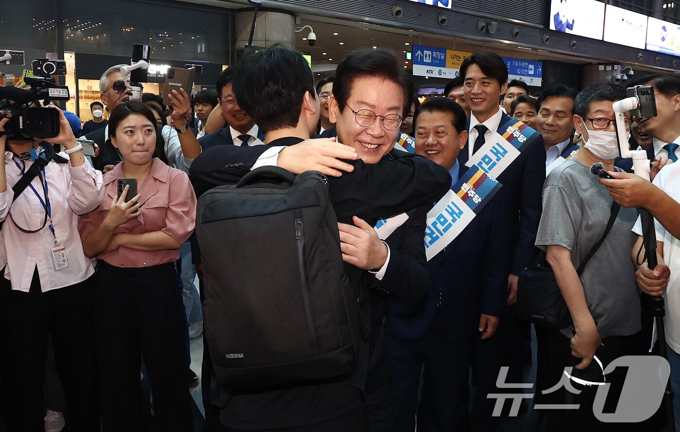 이재명 더불어민주당 대표가 13일 오전 서울 용산구 용산역에서 추석 귀성인사를 하며 시민과 포옹하고 있다. 2024.9.13/뉴스1 ⓒ News1 김민지 기자