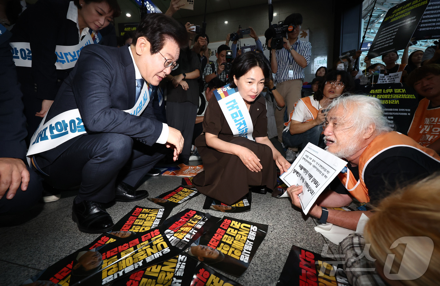 (서울=뉴스1) 김민지 기자 = 이재명 더불어민주당 대표가 13일 오전 서울 용산구 용산역에서 추석 귀성인사를 하던 도중 박경석 전국장애인차별철폐연대(전장연) 대표의 7대 장애인권 …