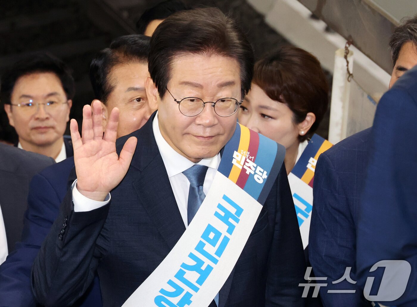 본문 이미지 - 이재명 더불어민주당 대표 등 지도부가 13일 오전 서울 용산역에서 추석 귀성 인사를 하고 있다. &#40;공동취재&#41; 2024.9.13/뉴스1 ⓒ News1 김민지 기자