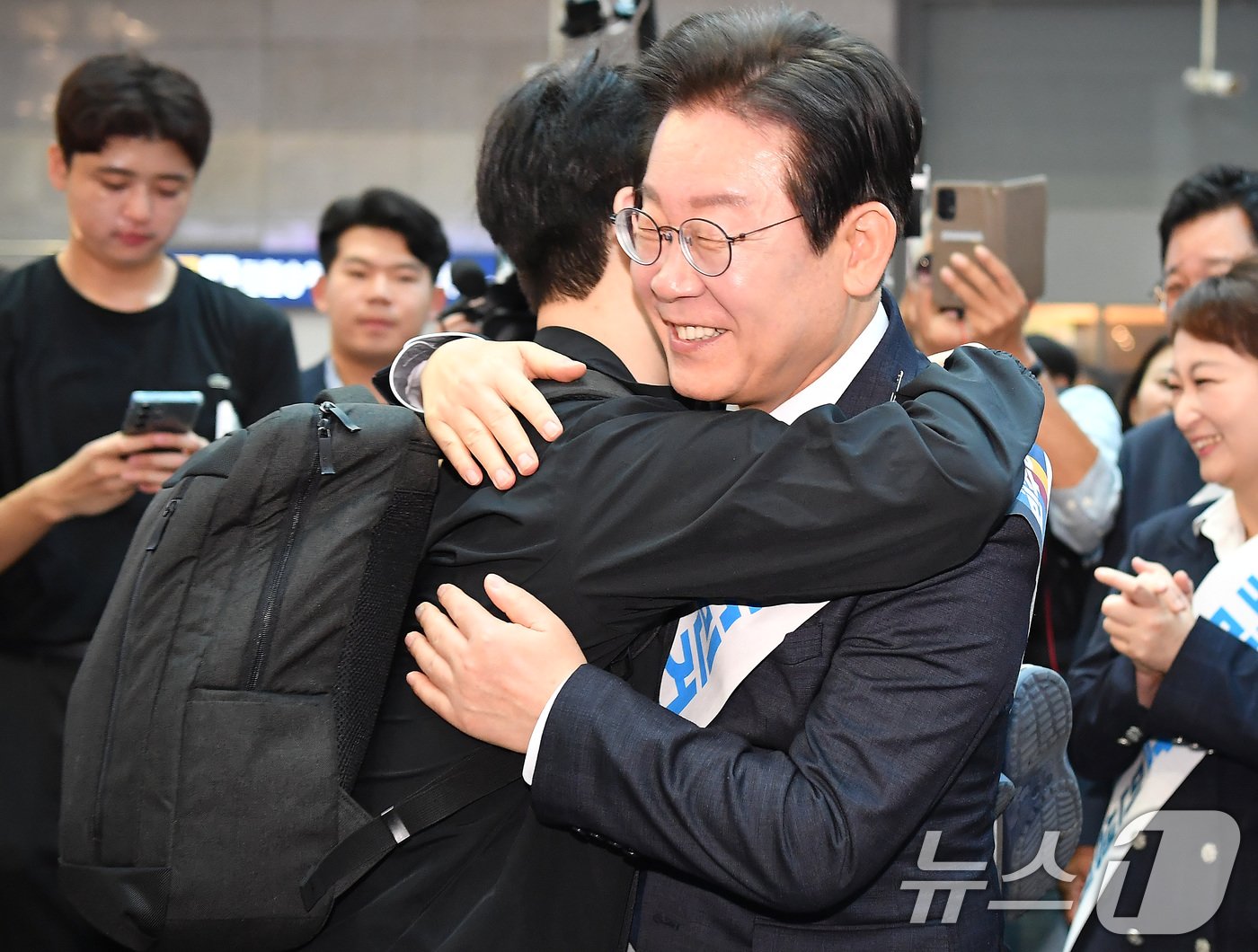 이재명 더불어민주당 대표가 13일 오전 지도부와 함께 서울 용산역에서 추석 귀성 인사를 하던 중 한 시민과 포옹하고 있다. &#40;공동취재&#41; 2024.9.13/뉴스1 ⓒ News1 김민지 기자