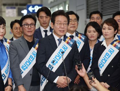 이재명 "어렵고 팍팍한 현실…서로 품어주는 풍성한 시간 보내길"