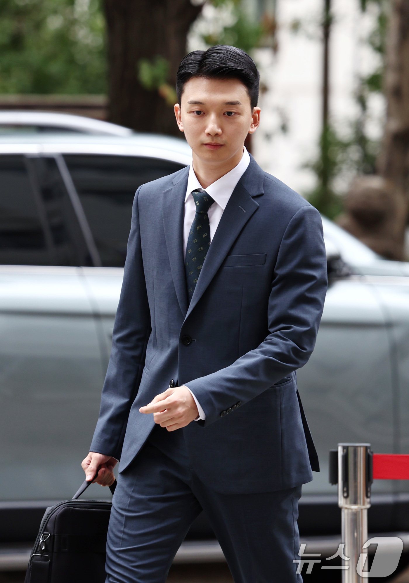 본문 이미지 - 김태근 가톨릭중앙의료원 전공의 대표가 13일 오전 대한의사협회(의협) 전·현직 간부들의 전공의 집단 사직 공모 혐의 관련 참고인 조사를 받기 위해 서울 마포구 서울경찰청 광역수사대에 출석하고 있다. 2024.9.13/뉴스1 ⓒ News1 구윤성 기자