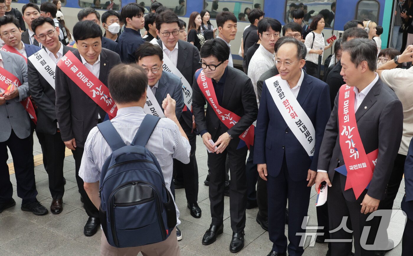 한동훈 국민의힘 대표 등 지도부가 13일 오전 서울역에서 추석 귀성 인사를 하고 있다. &#40;공동취재&#41; 2024.9.13/뉴스1 ⓒ News1 이동해 기자