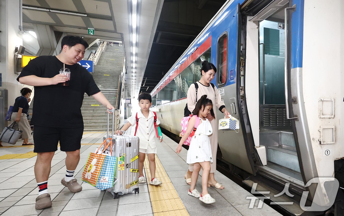 본문 이미지 - 추석 연휴를 하루 앞둔 13일 오전 서울 용산구 용산역에서 한 가족이 추석 귀성길에 오르고 있다. 2024.9.13/뉴스1 ⓒ News1 김민지 기자