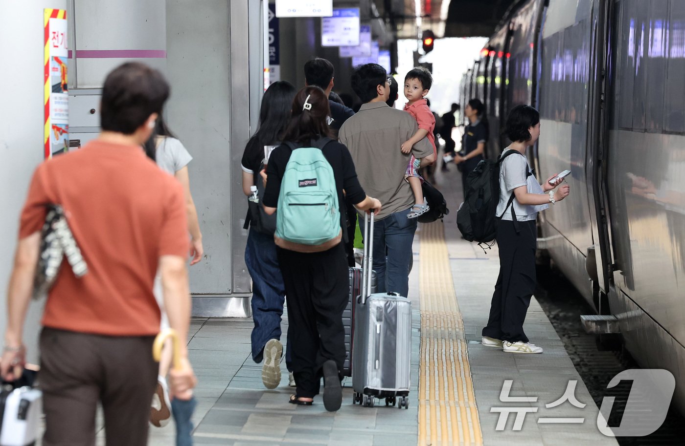 추석 명절 연휴를 하루 앞둔 13일 오전 서울 중구 서울역 승강장에서 귀성객들이 열차에 탑승하기 위해 이동하고 있다. 2024.9.13/뉴스1 ⓒ News1 이동해 기자