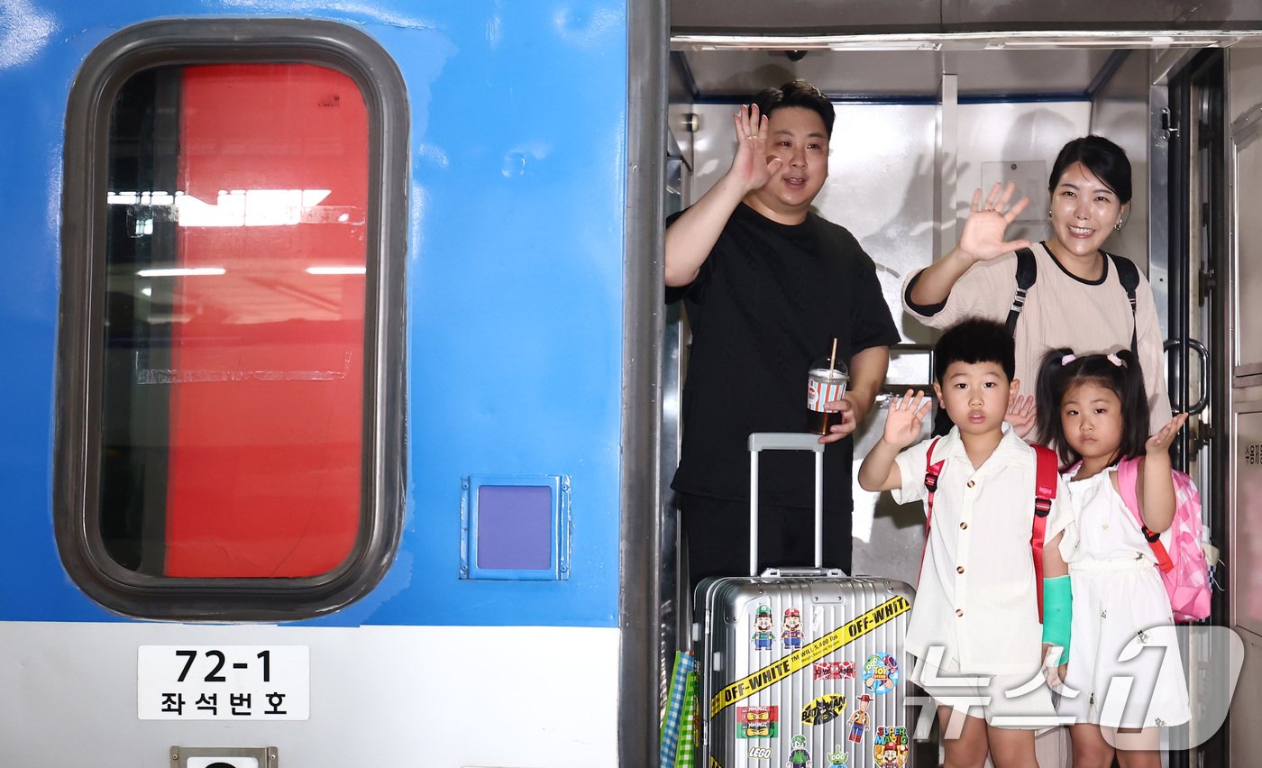본문 이미지 - 추석 연휴를 하루 앞둔 13일 오전 서울 용산구 용산역에서 한 가족이 추석 귀성길에 오르며 인사하고 있다. 2024.9.13/뉴스1 ⓒ News1 김민지 기자