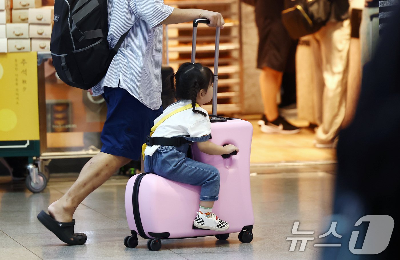 본문 이미지 - 추석 연휴를 하루 앞둔 13일 오전 서울 용산구 용산역에서 귀성길에 오르는 한 가족이 발걸음을 옮기고 있다. 2024.9.13/뉴스1 ⓒ News1 김민지 기자
