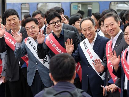 경부선 '국힘' 호남선 '민주'…정치권, 텃밭 향해 귀성인사(종합)