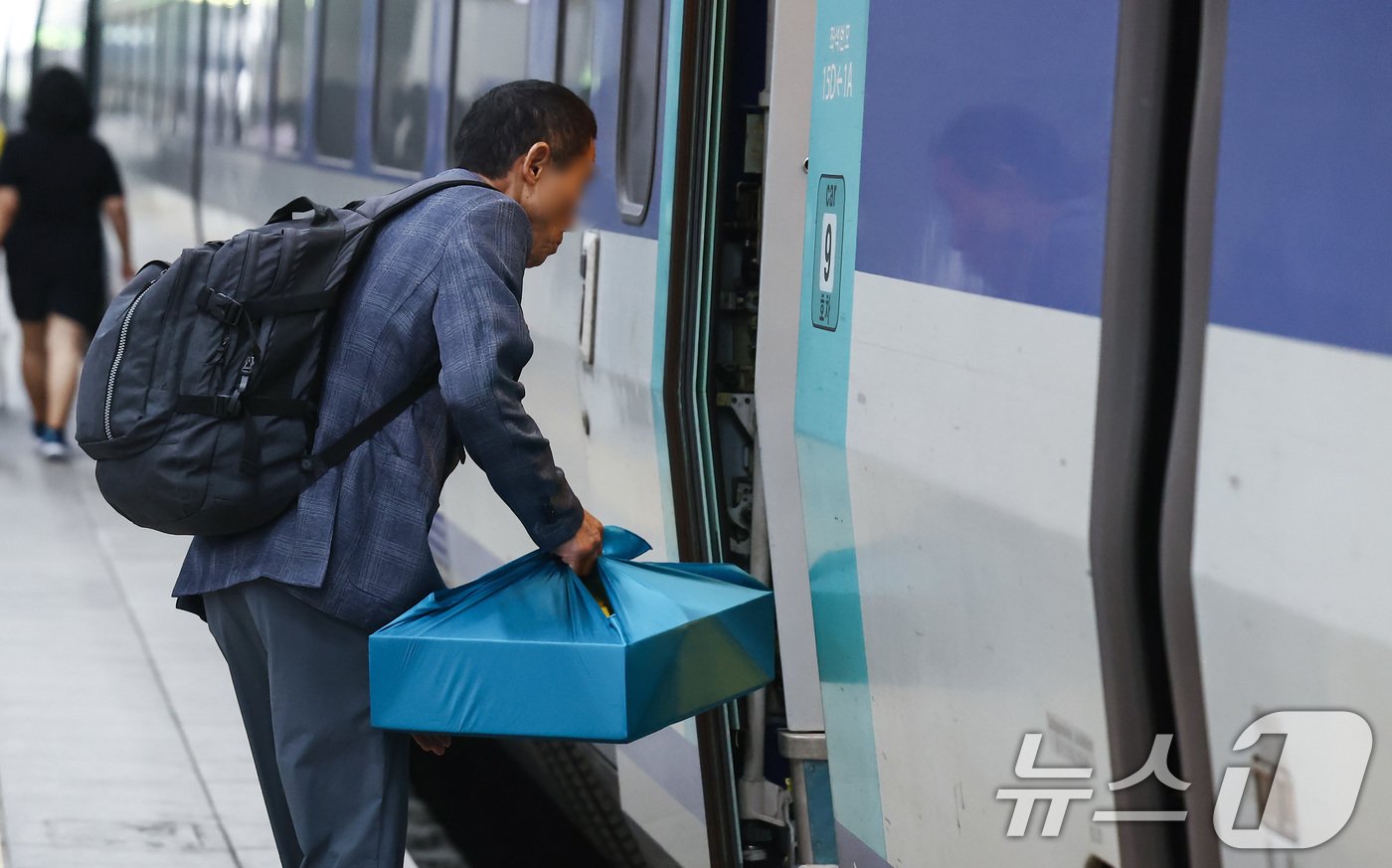 본문 이미지 - 추석 연휴를 하루 앞둔 13일 오전 서울 용산구 용산역에서 역귀성객이 기차에 탑승하고 있다. 2024.9.13/뉴스1 ⓒ News1 김민지 기자