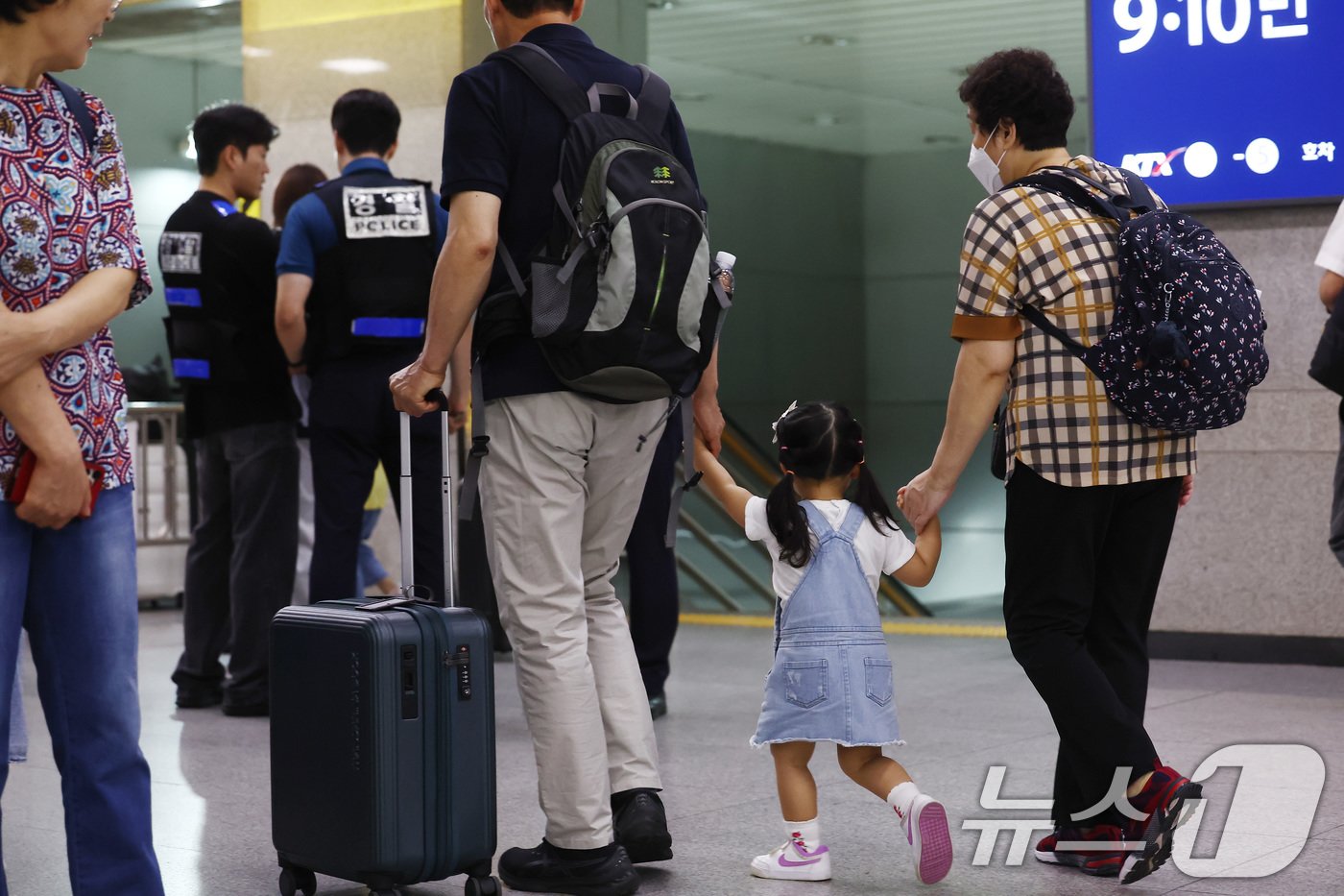 추석 연휴를 하루 앞둔 13일 오전 서울 용산구 용산역에서 귀성길에 오르는 한 어린이가 할머니와 할아버지 손을 잡고 발걸음을 옮기고 있다. 2024.9.13/뉴스1 ⓒ News1 김민지 기자