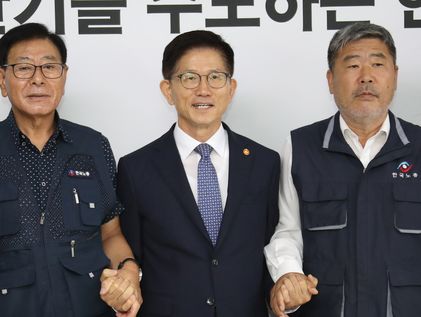 한국노총 찾은 김문수 "노동난제 해결에 힘 합치자"