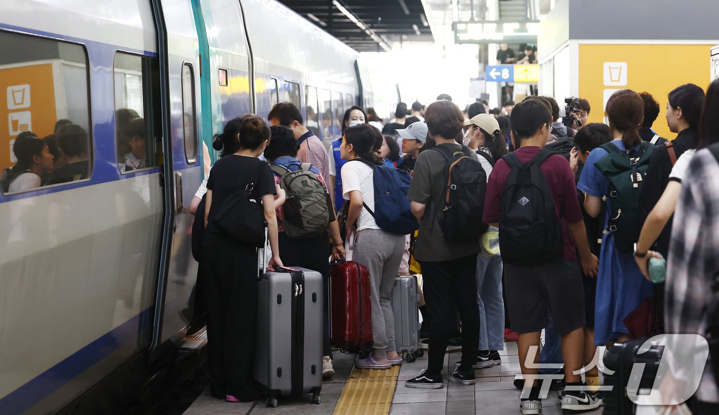 본문 이미지 - 추석 연휴를 하루 앞둔 13일 오전 서울 용산구 용산역에서 귀성객들이 기차에 탑승하고 있다. 2024.9.13/뉴스1 ⓒ News1 김민지 기자