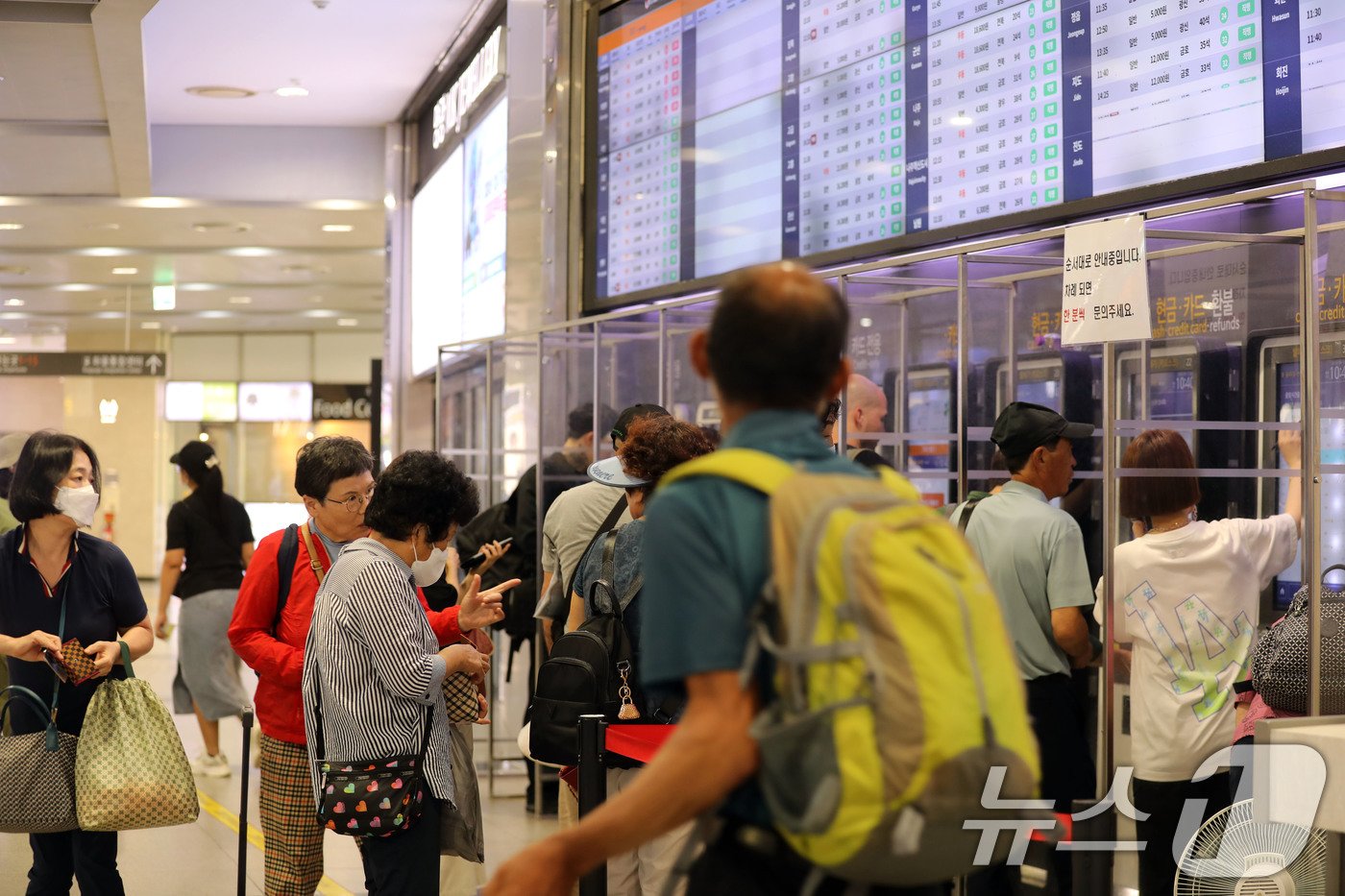 본문 이미지 - 추석 연휴를 하루 앞둔 13일 광주 서구 광천동 유스퀘어 종합버스터미널에서 티켓을 사려는 귀성객들이 줄 서 있다. 2024.9.13/뉴스1 ⓒ News1 박지현 기자