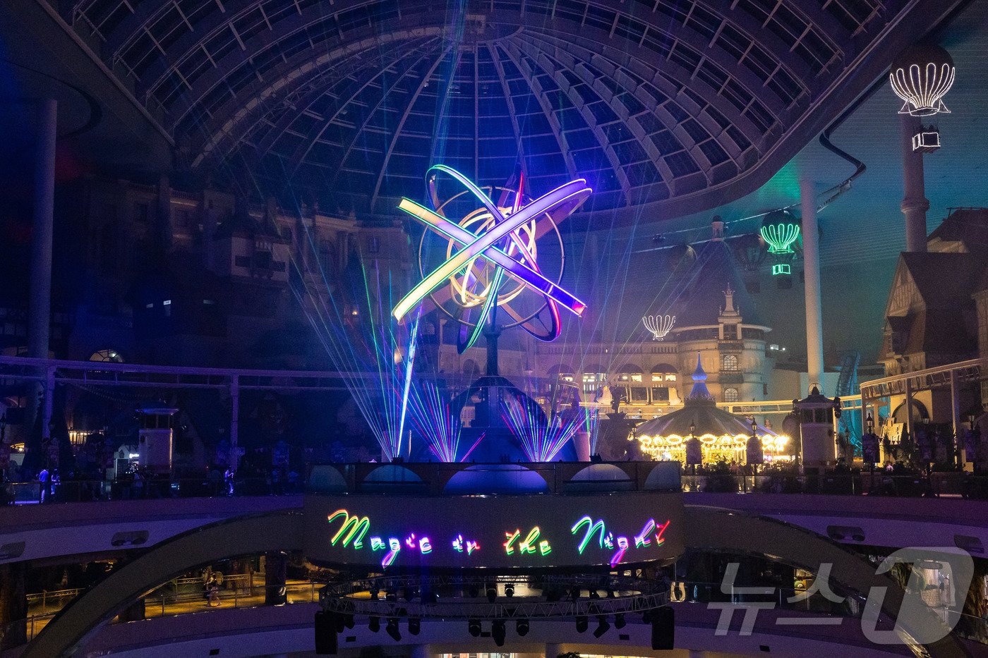본문 이미지 - 신규 미디어 공연 '매직 인 더 나이트'(롯데월드 제공)