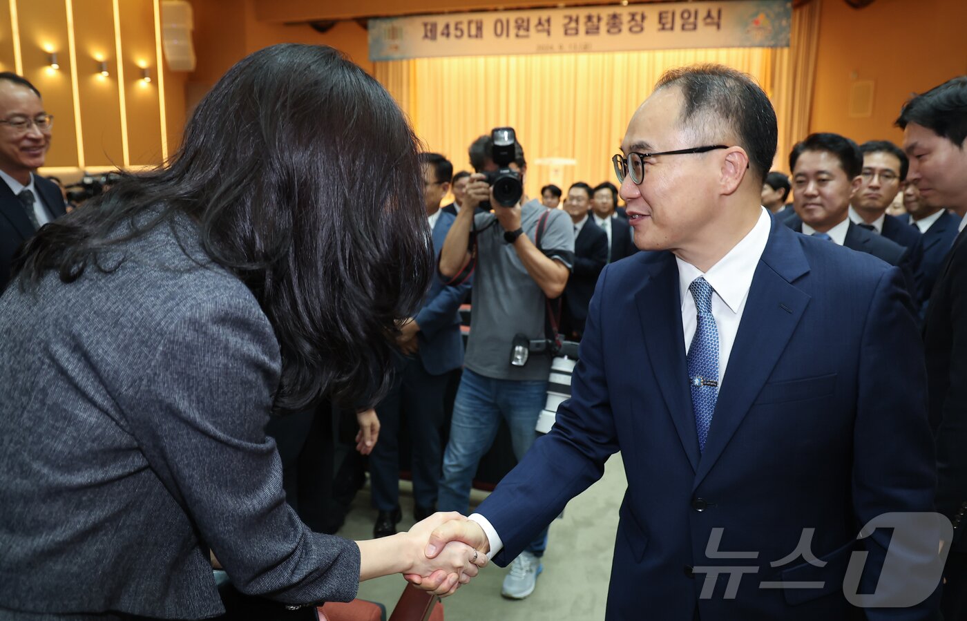본문 이미지 - 이원석 검찰총장이 13일 오전 서울 서초구 대검찰청에서 열린 퇴임식을 마치고 직원들과 인사를 나누고 있다. 2024.9.13/뉴스1 ⓒ News1 김도우 기자