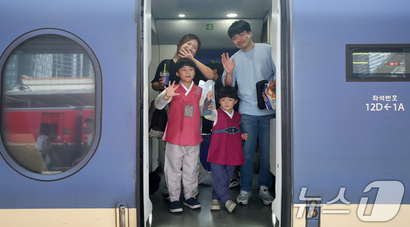 (서울=뉴스1) 박세연 기자 = 민족 최대명절인 추석 연휴를 하루 앞둔 13일 오전 서울역에서 한 가족이 고향인 포항행 기차에 탑승해 인사를 하고 있다. 2024.9.13/뉴스1