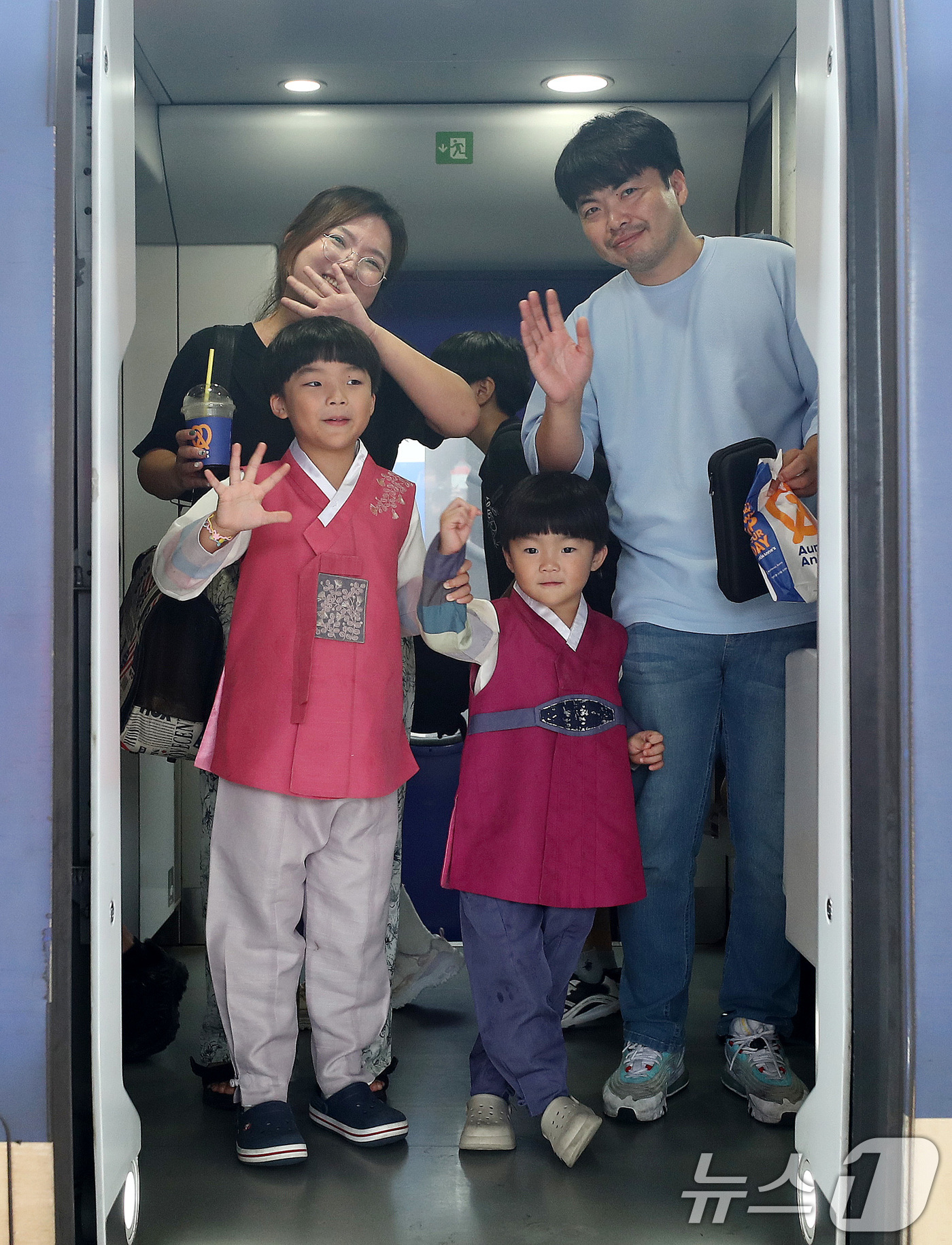 (서울=뉴스1) 박세연 기자 = 민족 최대명절인 추석 연휴를 하루 앞둔 13일 오전 서울역에서 한 가족이 고향인 포항행 기차에 탑승해 인사를 하고 있다. 2024.9.13/뉴스1