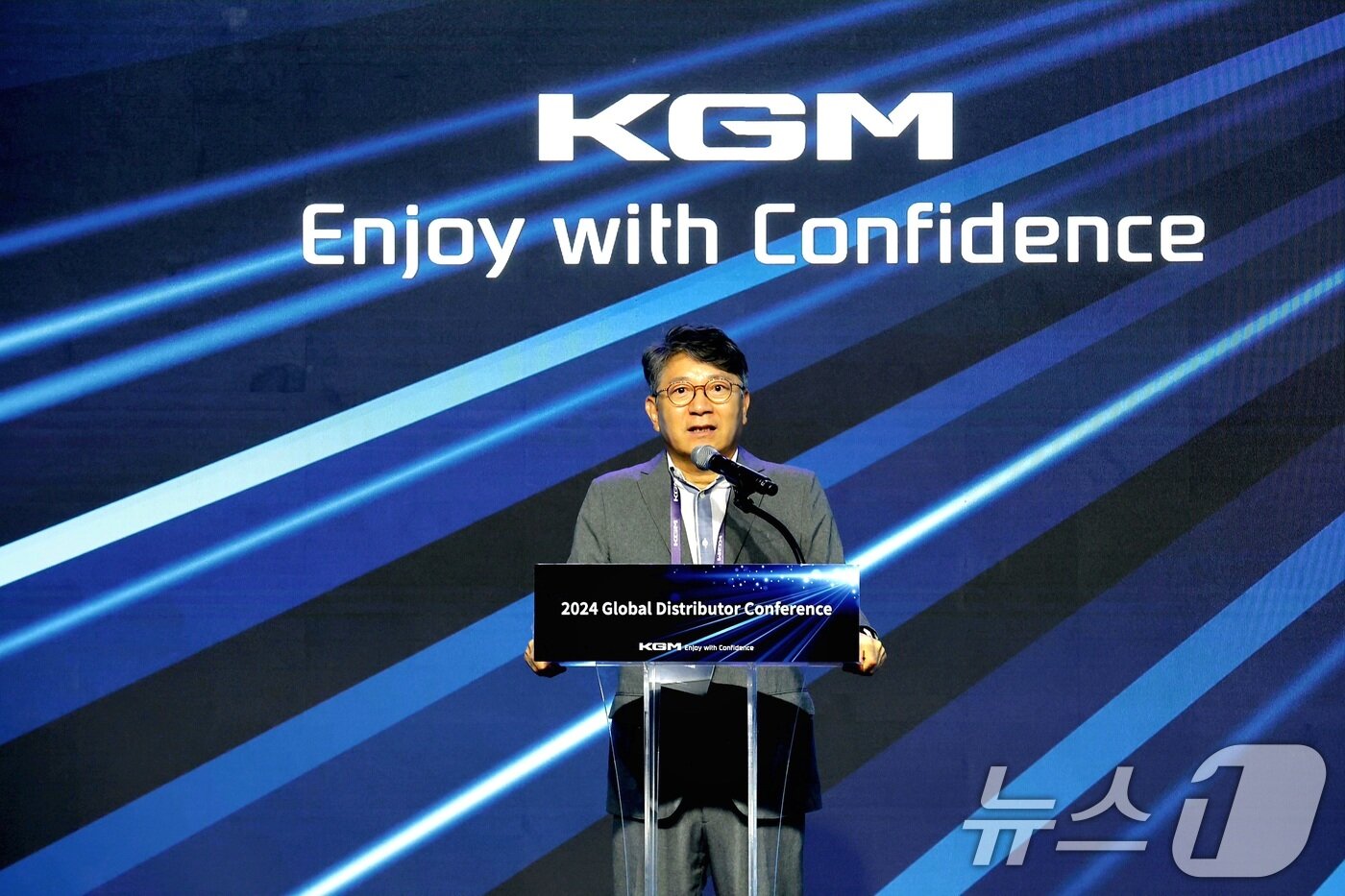 본문 이미지 - KG모빌리티는 전 세계 대리점 대표 91명을 한국으로 초청해 2024년 해외대리점 대회를 개최하고 글로벌 판매 네트워크와의 협력 강화 및 수출시장 경쟁력 확보 방안을 모색했다고 13일 밝혔다. 곽재선 회장이 인사말을 하고 있다. &#40;KG모빌리티 제공&#41; 2024.9.13/뉴스1