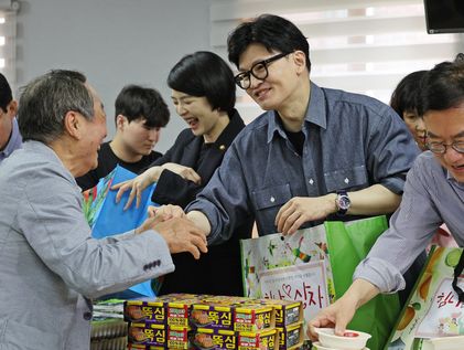 추석 민심 아전인수…여 "정쟁 그만, 민생" 야 "윤 부부에 분노"(종합)