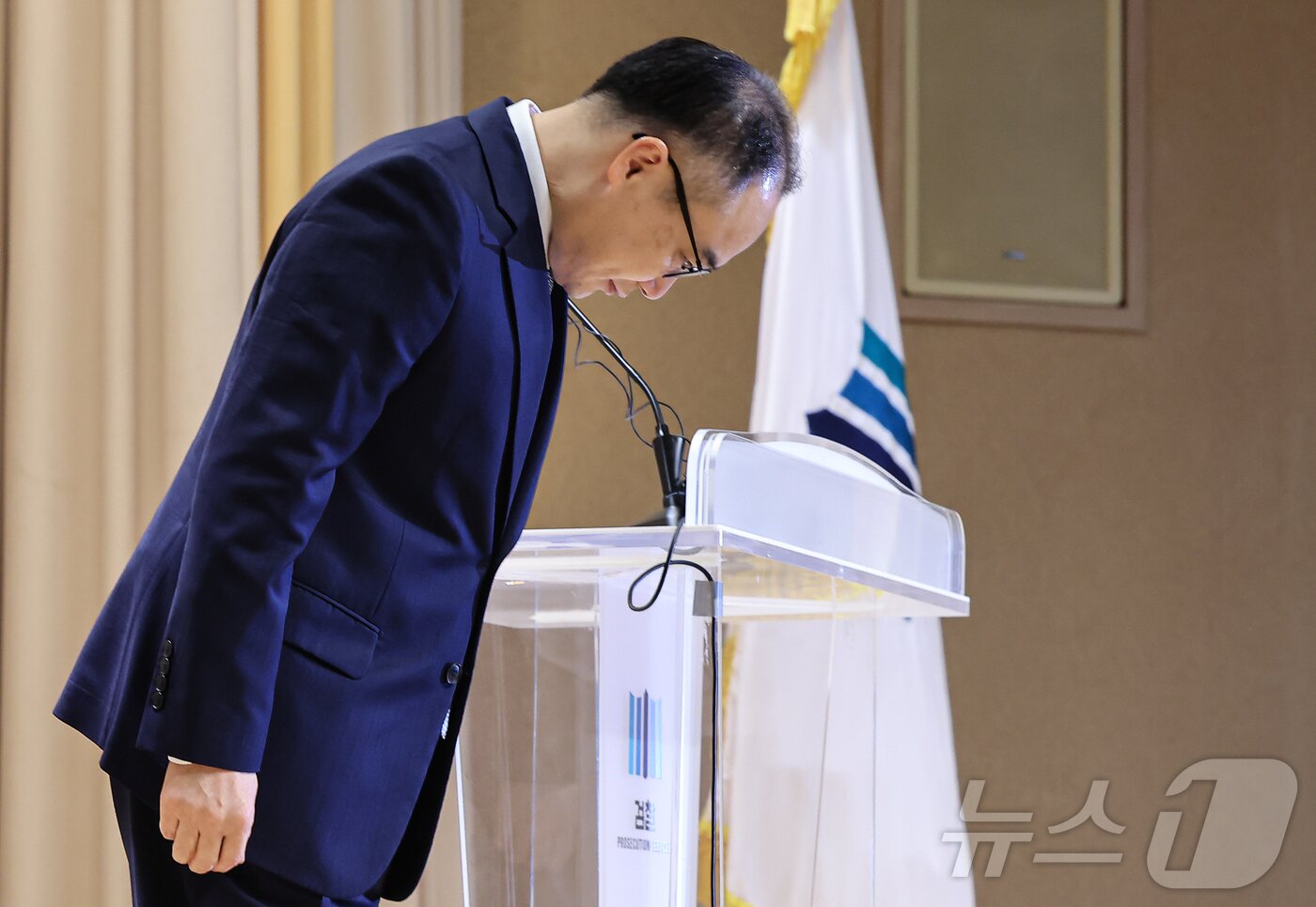 본문 이미지 - 이원석 검찰총장이 13일 오전 서울 서초구 대검찰청에서 열린 퇴임식에서 퇴임사를 하기 전 인사하고 있다. 2024.9.13/뉴스1 ⓒ News1 김도우 기자