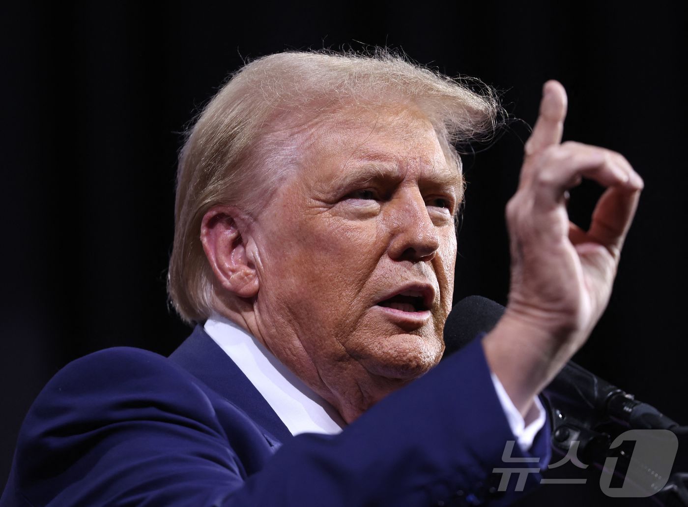 본문 이미지 - 미국 공화당 대통령 후보 도널드 트럼프 전 대통령이 지난 12일 &#40;현지시간&#41; 애리조나주 투손에서 열린 선거 집회서 유세를 하고 있다. 2024.09.13 ⓒ AFP=뉴스1 ⓒ News1 우동명 기자