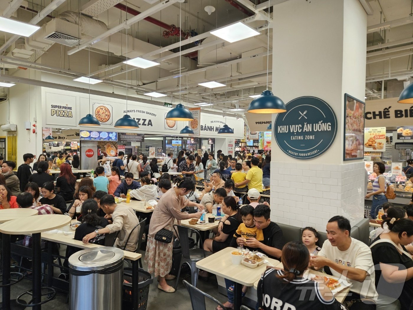 본문 이미지 - 베트남 호찌민 소재 이마트 살라점 내 푸드코트 모습.ⓒ 뉴스1/김진희 기자.