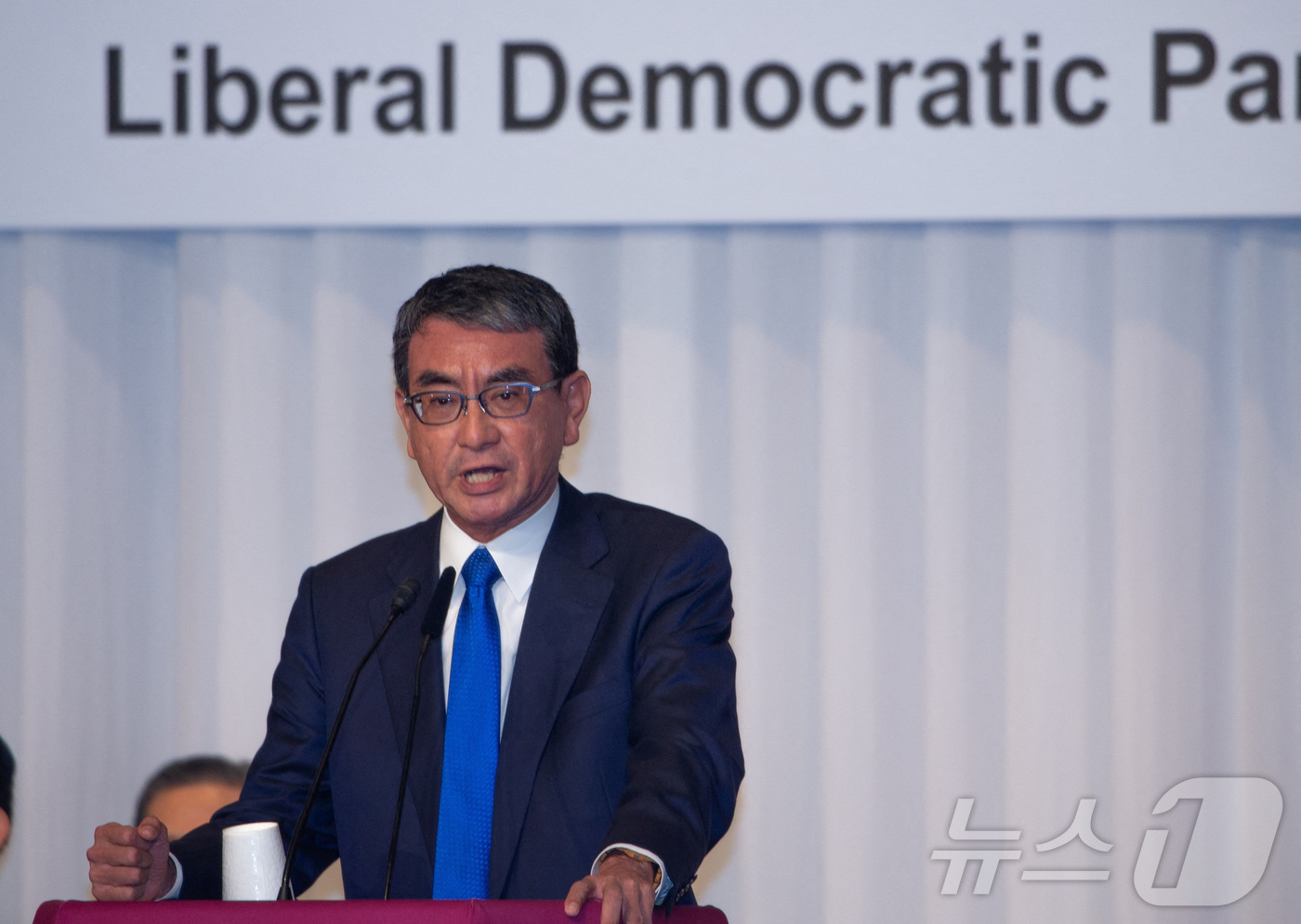 (도쿄 로이터=뉴스1) 김지완 기자 = 12일 일본 도쿄에서 열린 집권 자민당 총재 선거에 출마한 고노 다로 디지털담당상이 후보 소견발표 연설회에서 연설하고 있다. 자민당 총재 선 …
