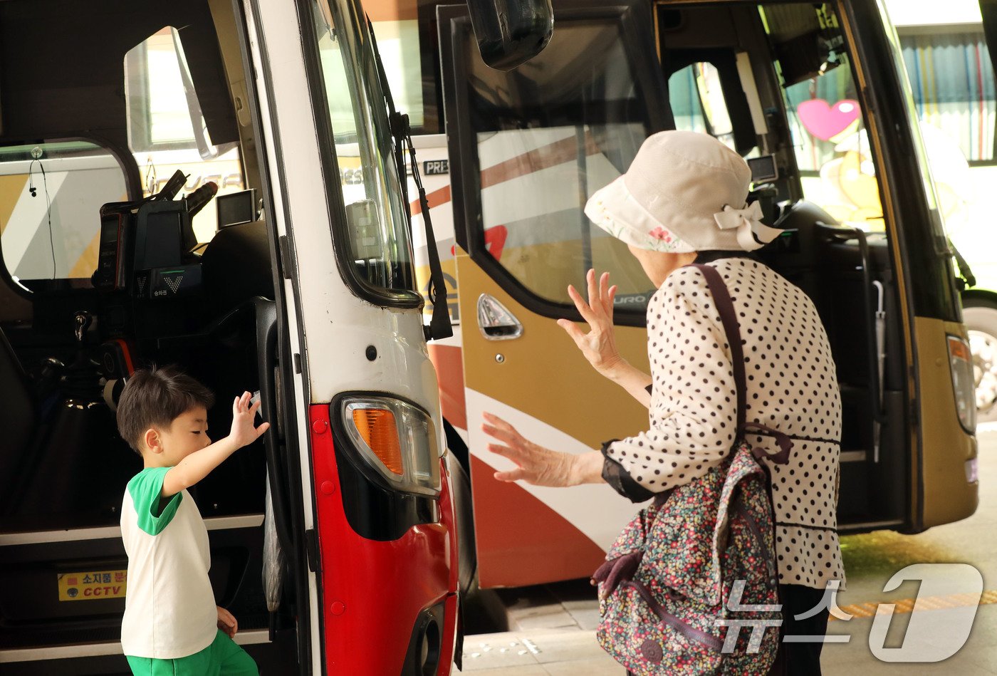 추석 연휴를 하루 앞둔 13일 광주 서구 광천동 유스퀘어 종합버스터미널에서 가족들이 인사를 나누고 있다. 2024.9.13/뉴스1 ⓒ News1 박지현 기자