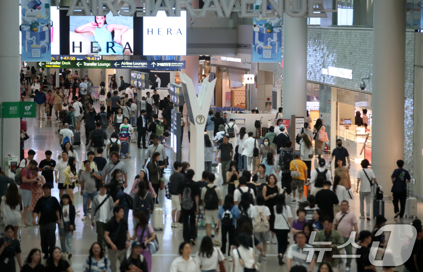 (인천공항=뉴스1) 이승배 기자 = 추석 연휴를 앞둔 13일 인천국제공항 면세구역이 이용객들로 북적이고 있다.인천공항공사에 따르면 추석 연휴를 맞아 13~18일 엿새간 일평균 20 …