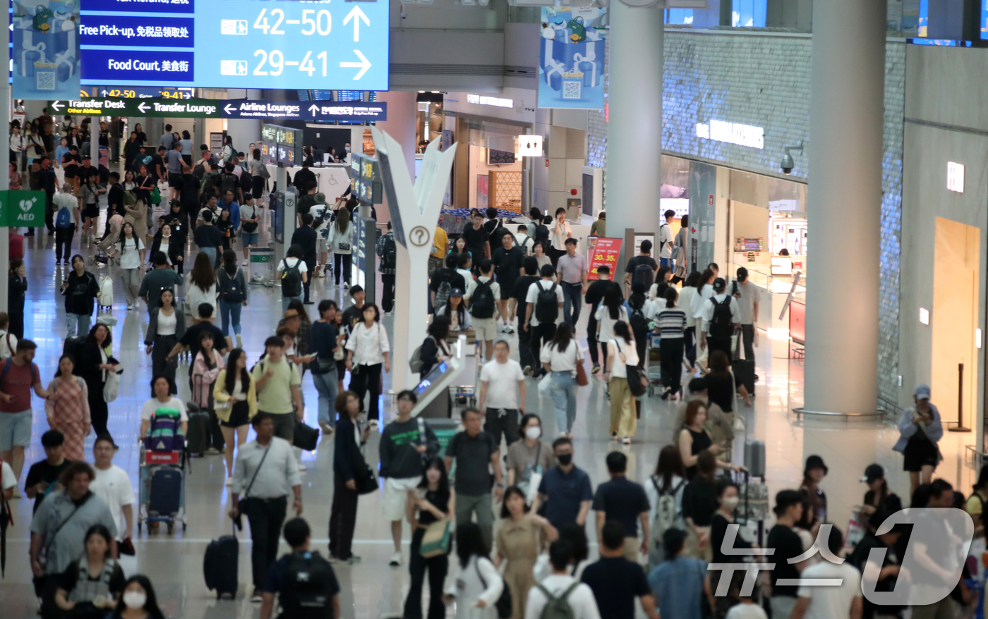 (인천공항=뉴스1) 이승배 기자 = 추석 연휴를 앞둔 13일 인천국제공항 면세구역이 이용객들로 북적이고 있다.인천공항공사에 따르면 추석 연휴를 맞아 13~18일 엿새간 일평균 20 …