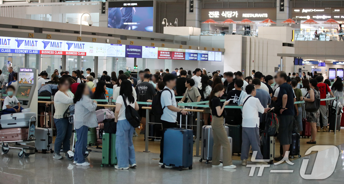 (인천공항=뉴스1) 이승배 기자 = 추석 연휴를 앞둔 13일 인천국제공항 출국장에서 이용객들이 탑승수속을 위해 줄 서 있다.인천공항공사에 따르면 추석 연휴를 맞아 13~18일 엿새 …