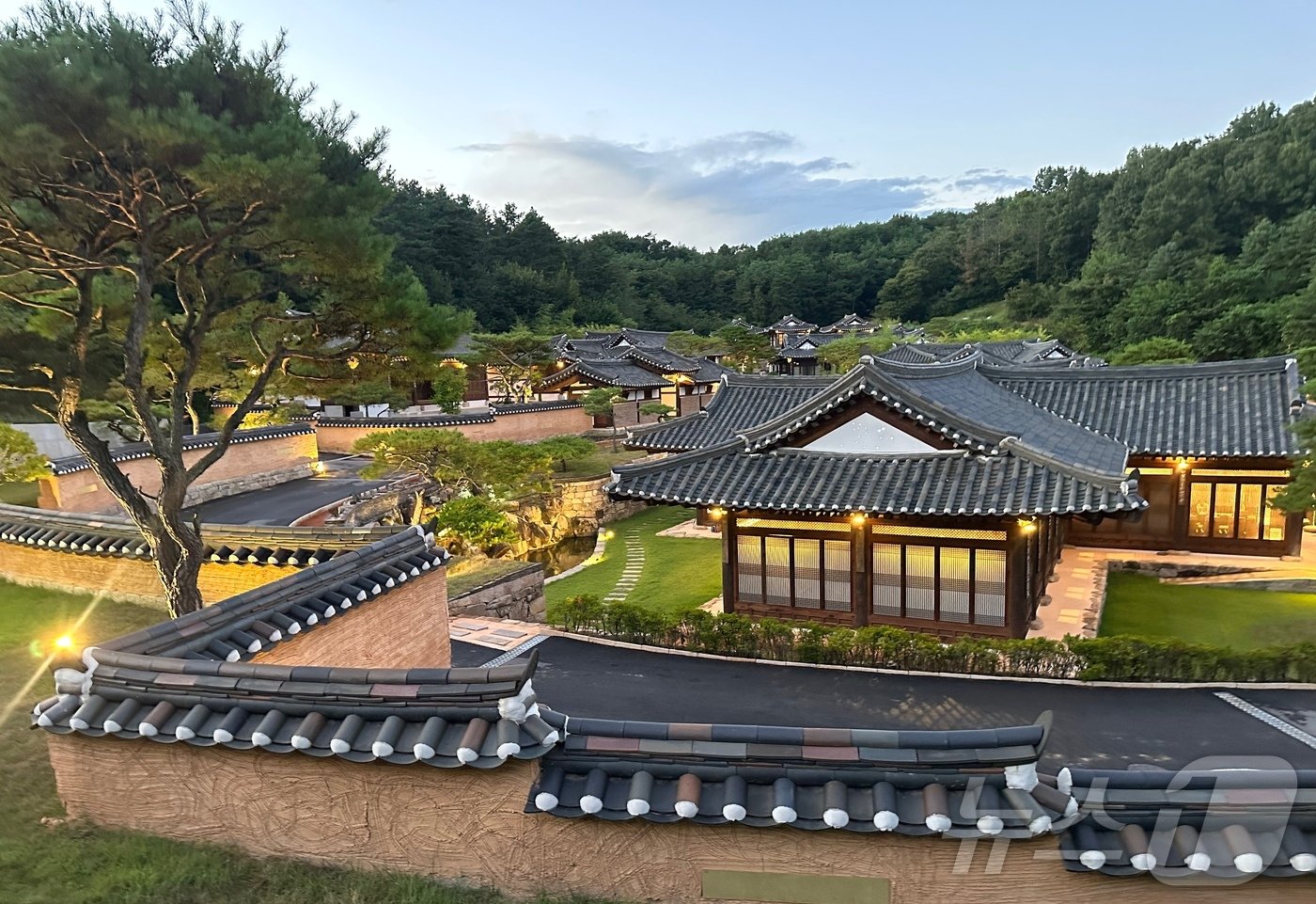 본문 이미지 - 해질무렵 락고재 하회 한옥호텔 전경ⓒ News1 윤슬빈 기자