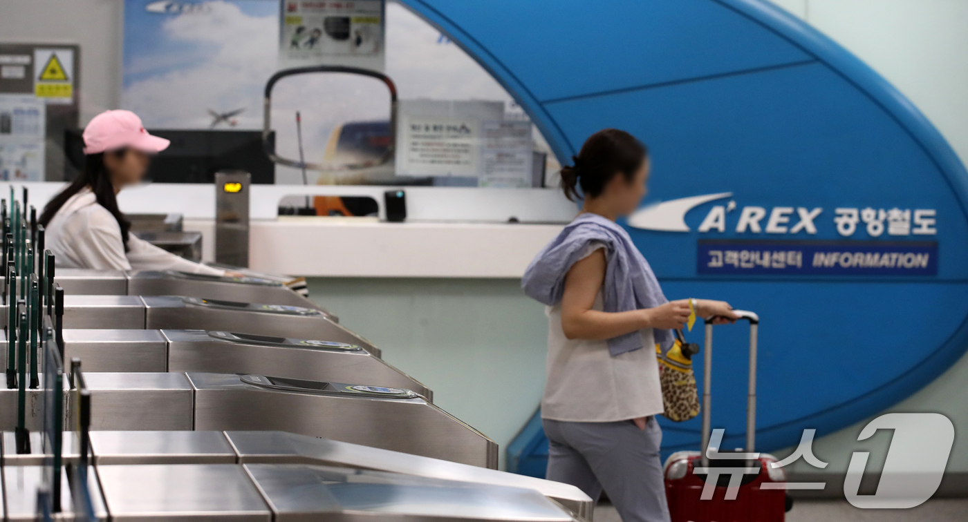 (인천공항=뉴스1) 이승배 기자 = 13일 인천국제공항 1터미널 공항철도 승하차 게이트로 이용객들이 지나고 있다.서울시는 이날부터 공항철도 인천공항역에서 하차가 가능하도록 기후동행 …